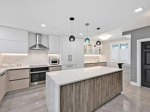 4th image of 2880 NE 14th Street Causeway #108