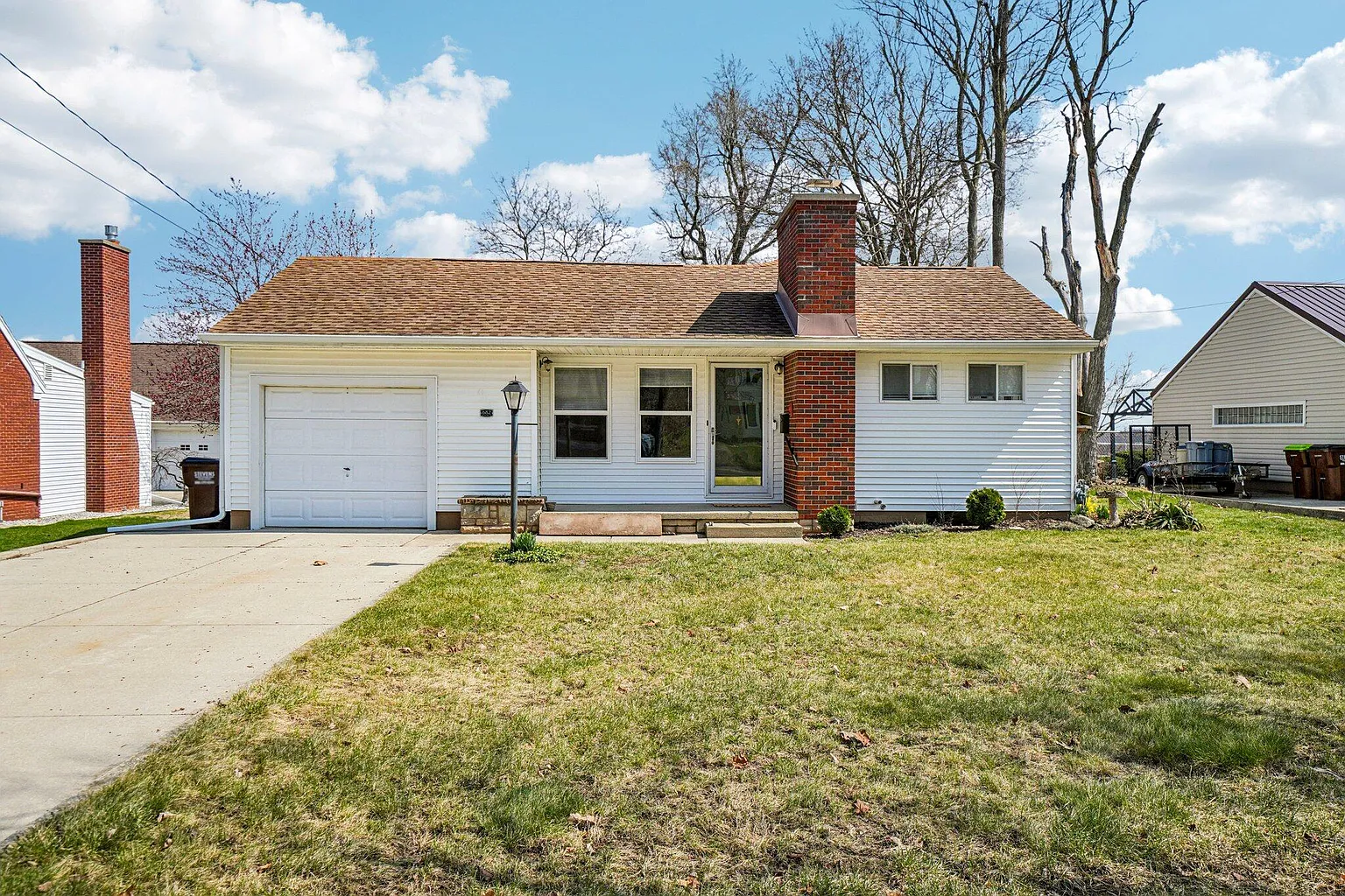 682 Budlong St photo 1