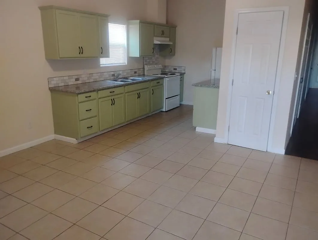 2 bed, 1.0 bath, 927 sqft, $1,400 — Photo 2