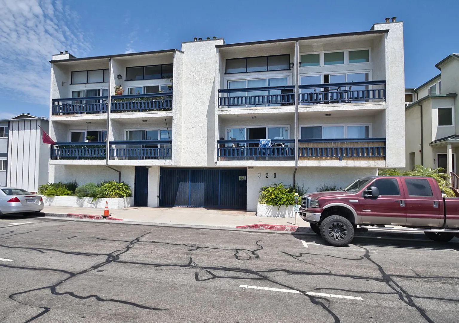 Bright 1 Bedroom Condo - 1 Block to Hermosa Beach — Photo 1