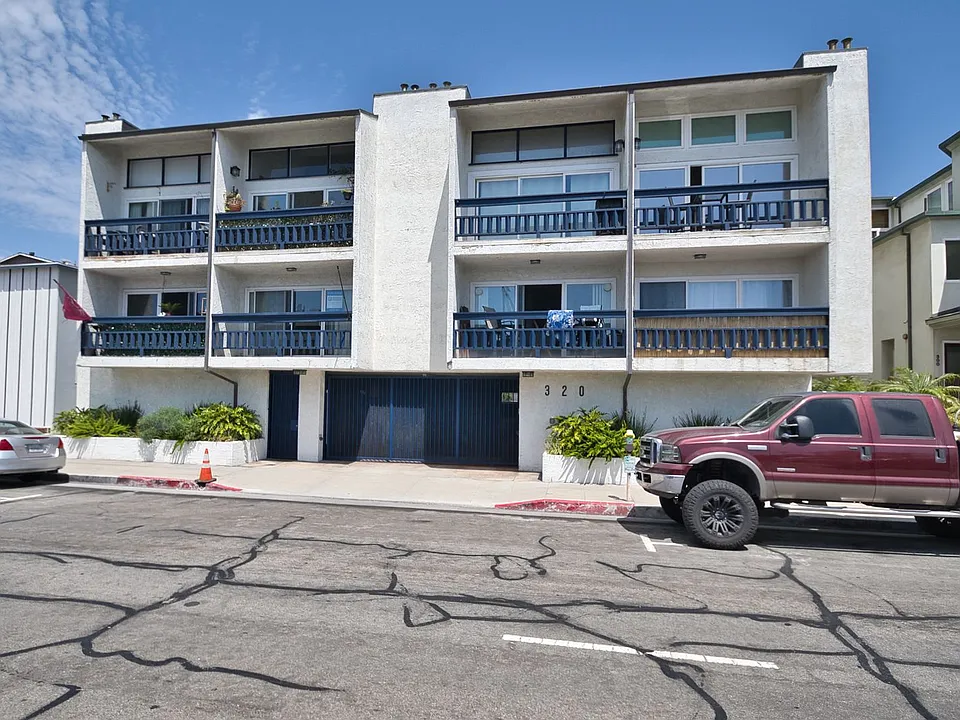 320 Hermosa Ave #104