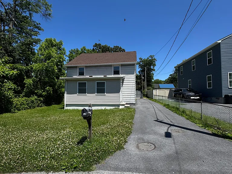 2427 Wythe Ave — Photo 1