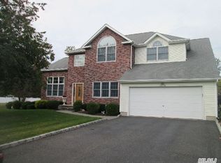 9 Jacobsen Ct, Medford, NY 11763