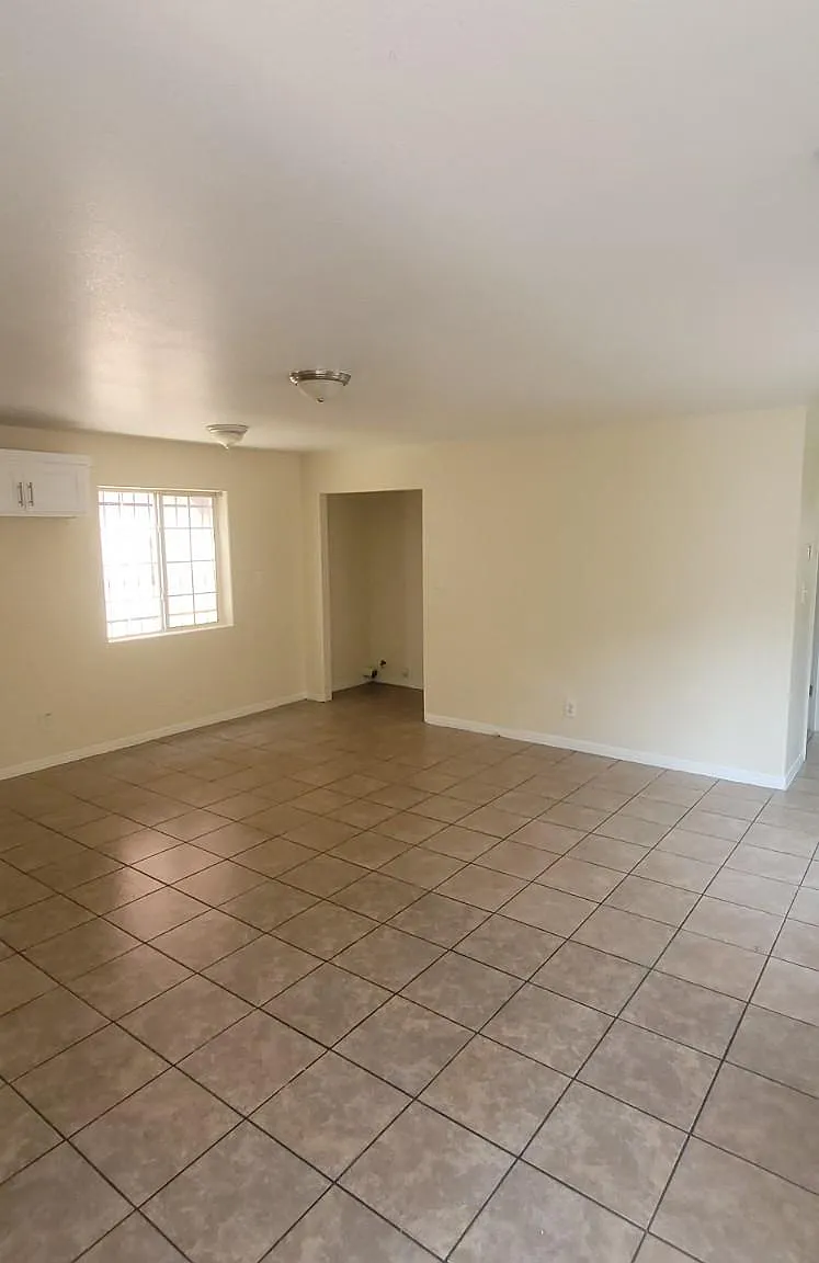 3 bed, 2280 sqft, $2,850 — Photo 2