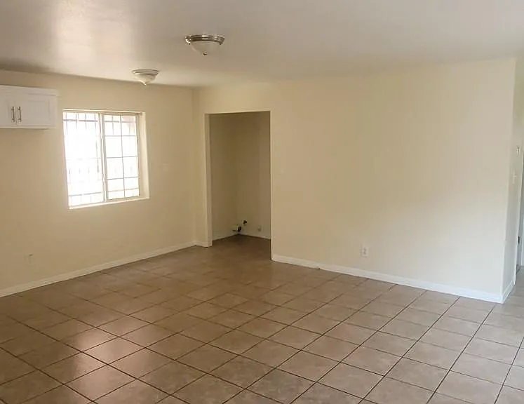 10406 Wilmington Ave — Photo 2