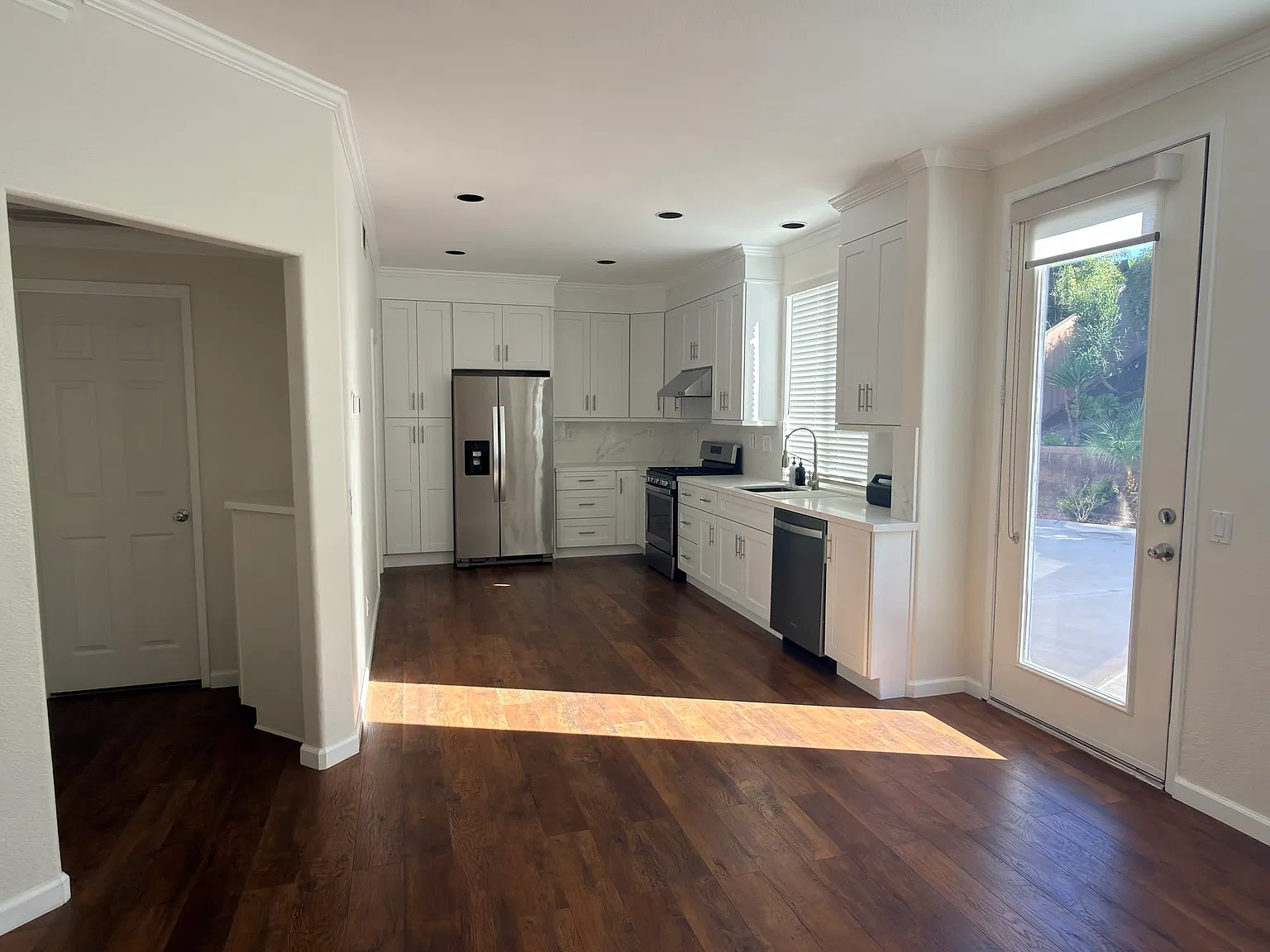 2058 Mirror Lake Pl — Photo 4