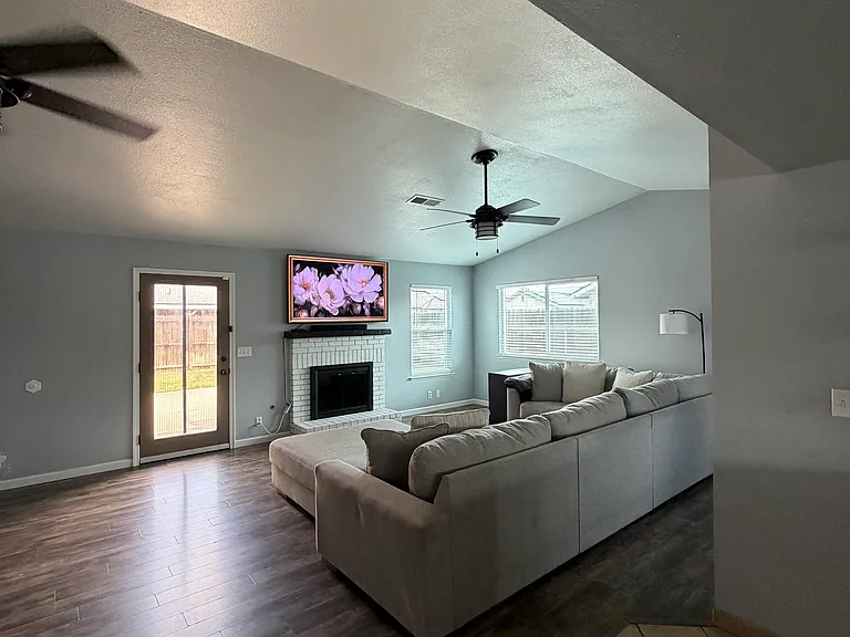 1410 Ashwood Ct — Photo 5