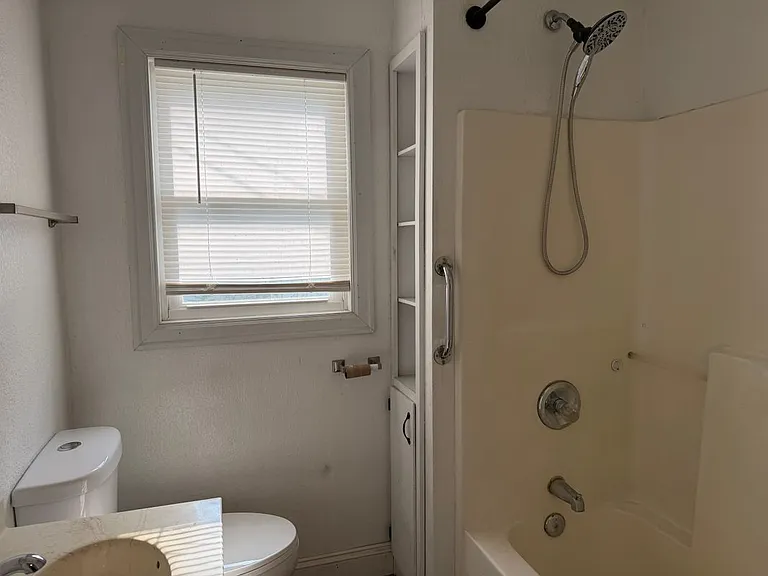 419 E Summit St — Photo 3