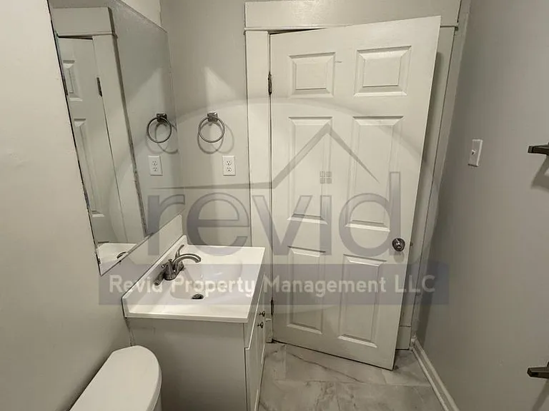 631 S Graham St — Photo 14