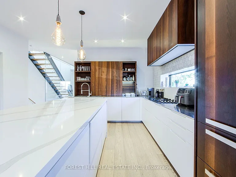 257 Manor Rd E — Photo 18