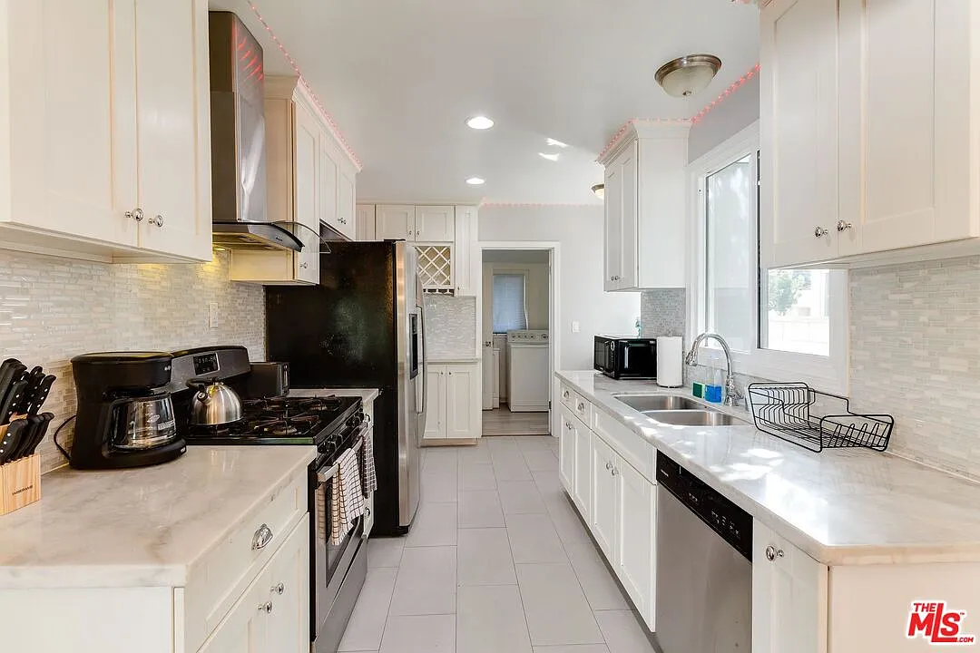 4 bed, 3.0 bath, 1575 sqft, $4,395 — Photo 2