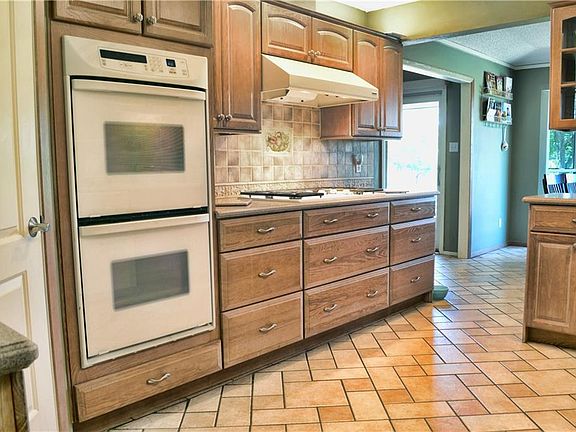 5th image of 1833 Eastern Hills Dr