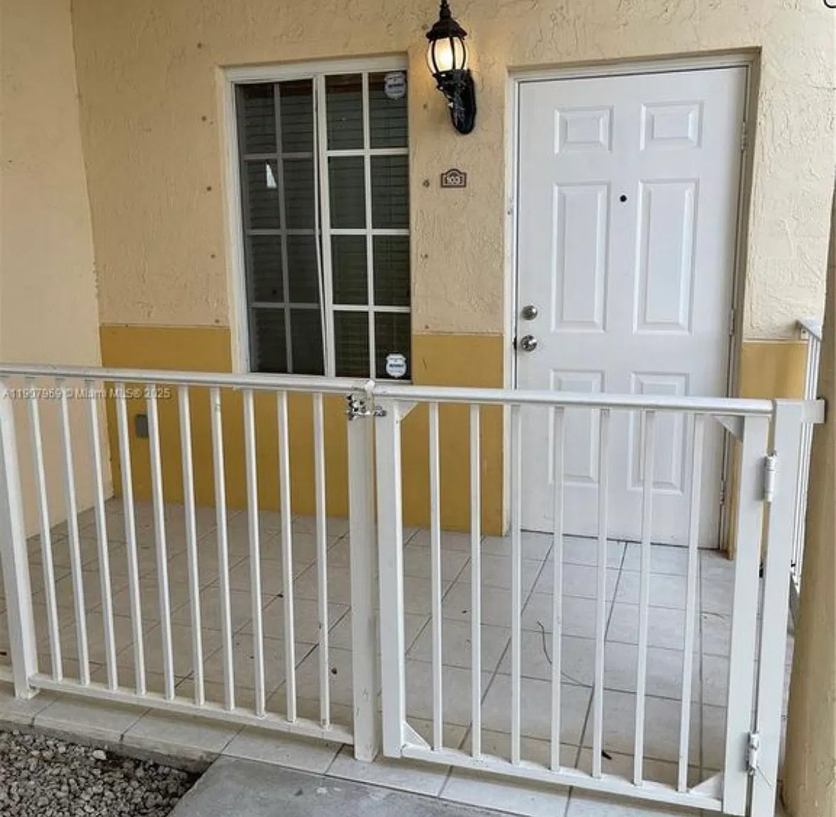 3 bed, 992 sqft, $2,100 — Photo 1
