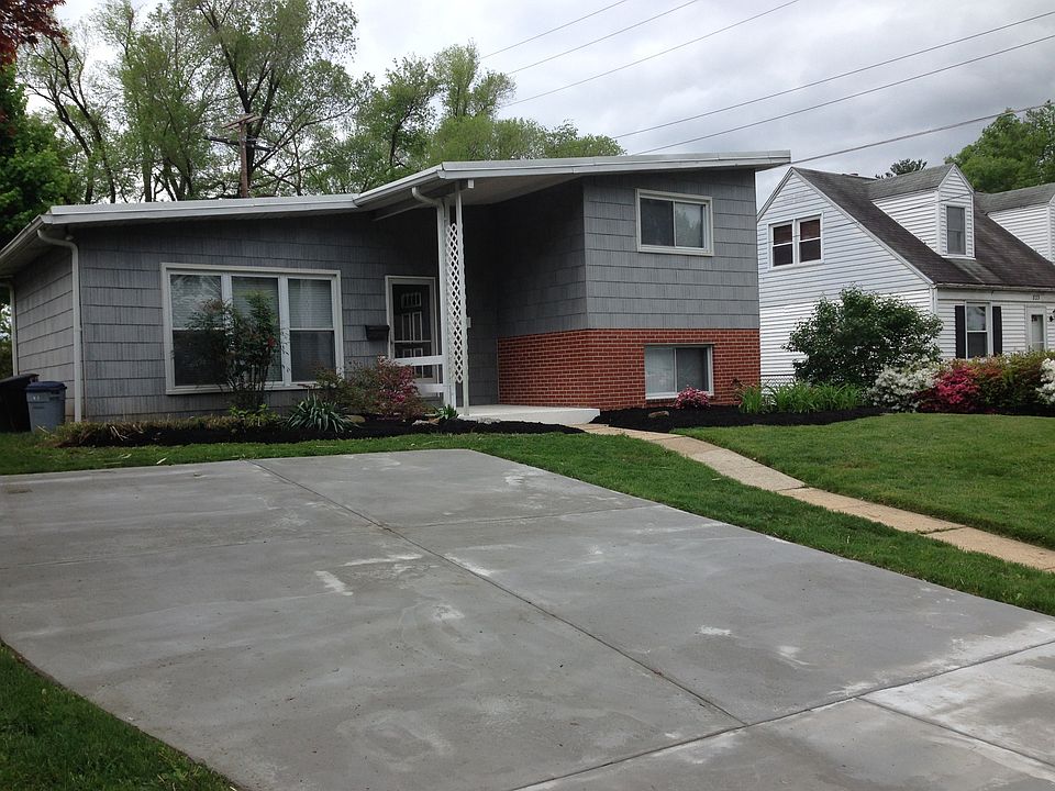 2 car driveway+street parking
