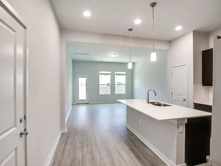 15107 Forum Ave — Photo 9