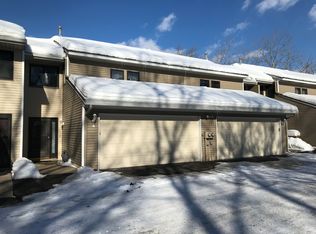 5 Round Lake Trl, Little Canada, MN 55117