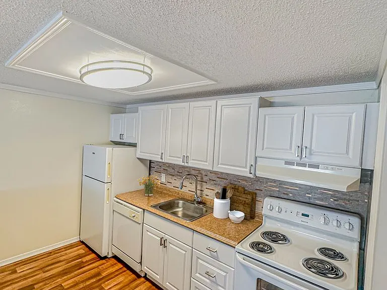 Westmoore Apartments — Photo 18