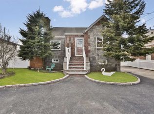 10 Beech St, Merrick, NY 11566