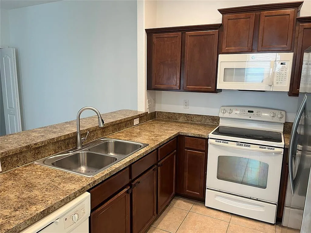 3 bed, 2.5 bath, 1882 sqft, $2,280 — Photo 4