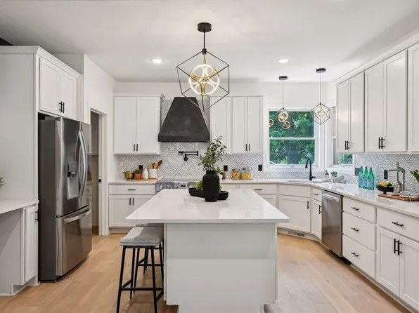 1911 Oakview Ln N, Plymouth, MN 55441