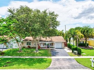 8945 Saddlecreek Dr, Boca Raton, FL 33496