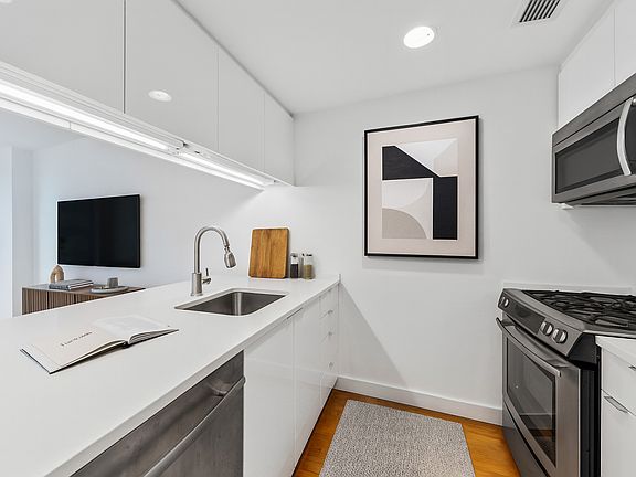 4th image of 1113 York Ave APT 3A