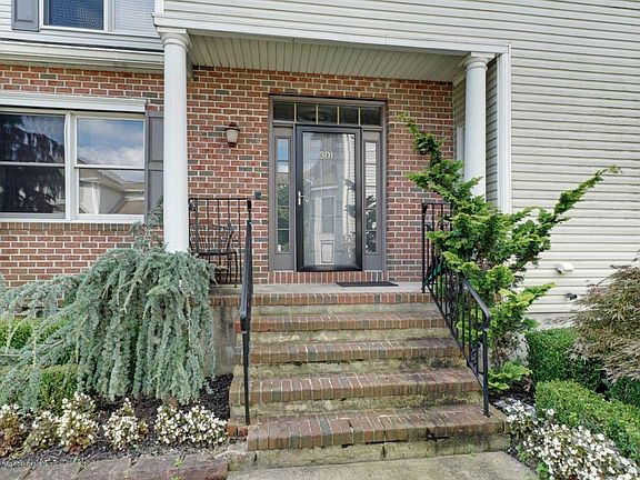 4th image of 301 Twin Oaks Dr