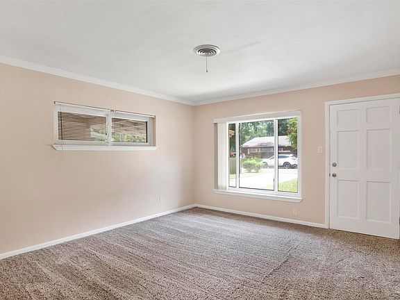 3rd image of 102 Saint Regis Dr