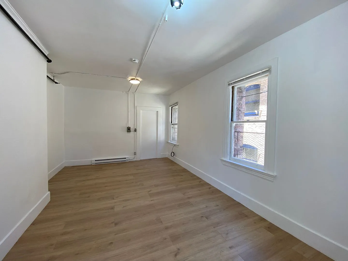 New Renovated, Spacious Street-Facing Private Room in the heart of Chinatown — Photo 3