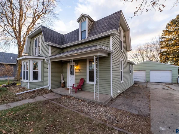 207 S 3rd St, Beaver Creek, MN 56116