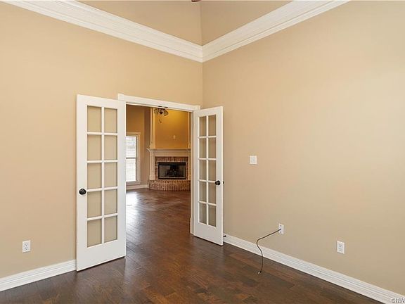 4th image of 401 Carnaby Ct