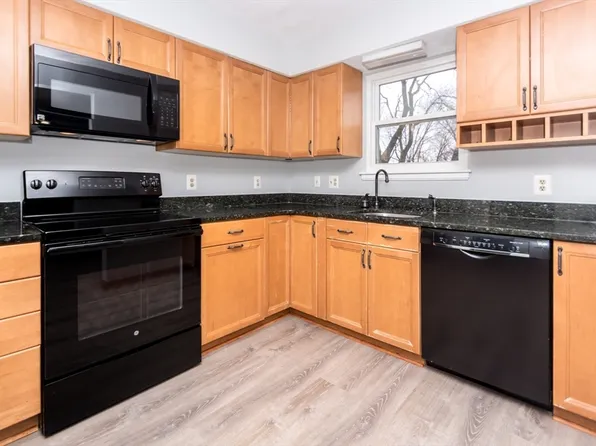 186 Charles St Unit 4, Waltham, MA 02453