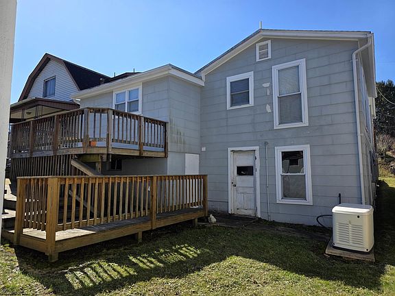 4th image of 616 Maple St