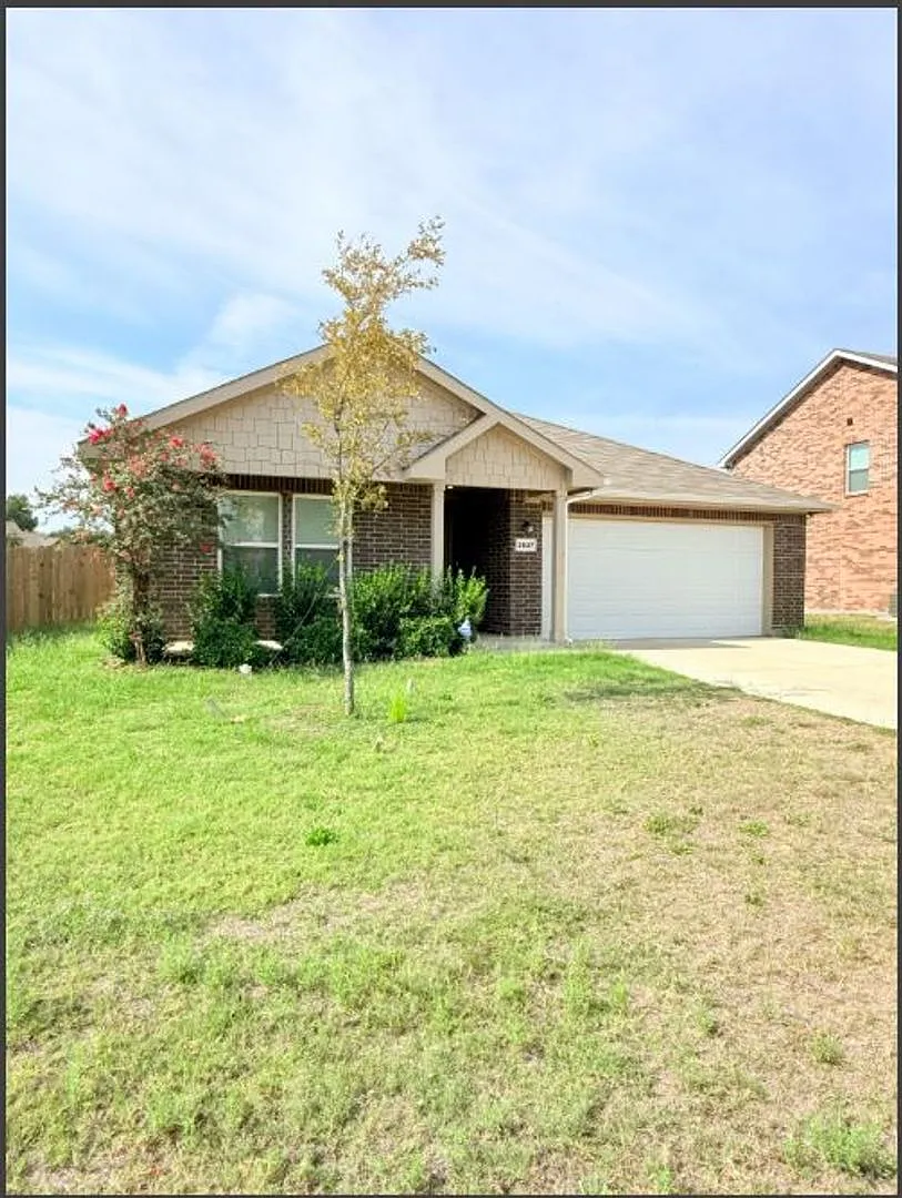 Available Now - Beautiful 4-Bedroom Ranch Home With Large Backyard & 2-Car Garage — Photo 1