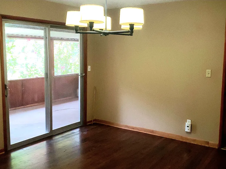 Middle bed or flex room/den (has closet) back patio access