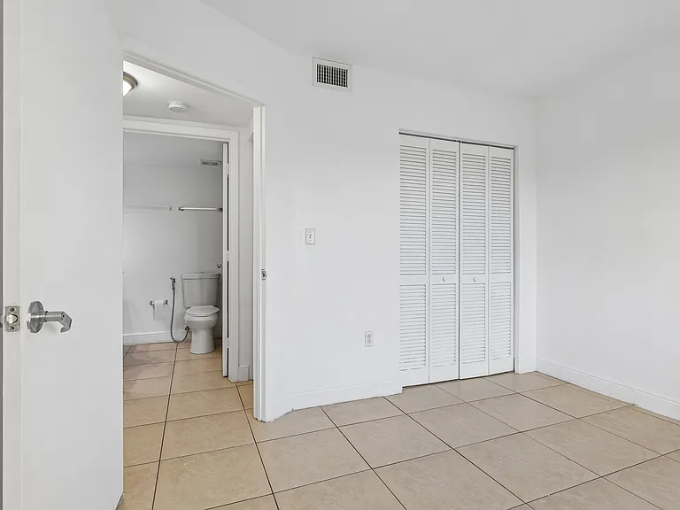 The Oaks Condominium — Photo 45