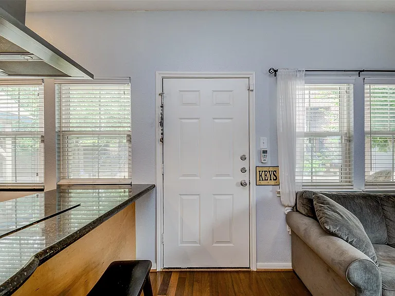 1310 Asbury St — Photo 3