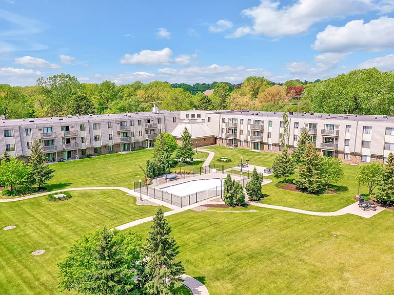 Eagle Pointe Apartments Community
