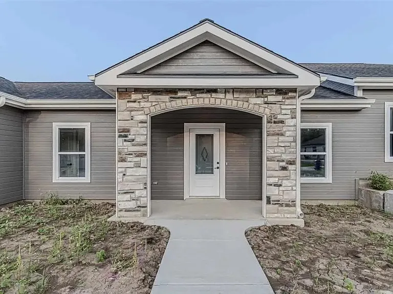 1642 Kenneth Dr — Photo 1