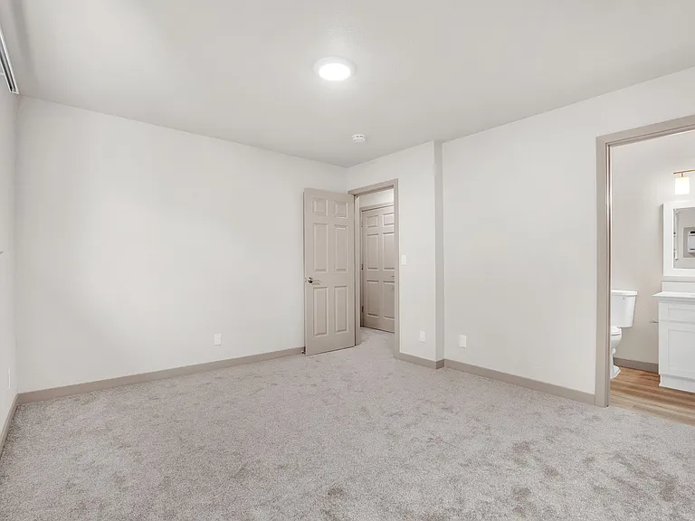 River Walk Apartments — Photo 19
