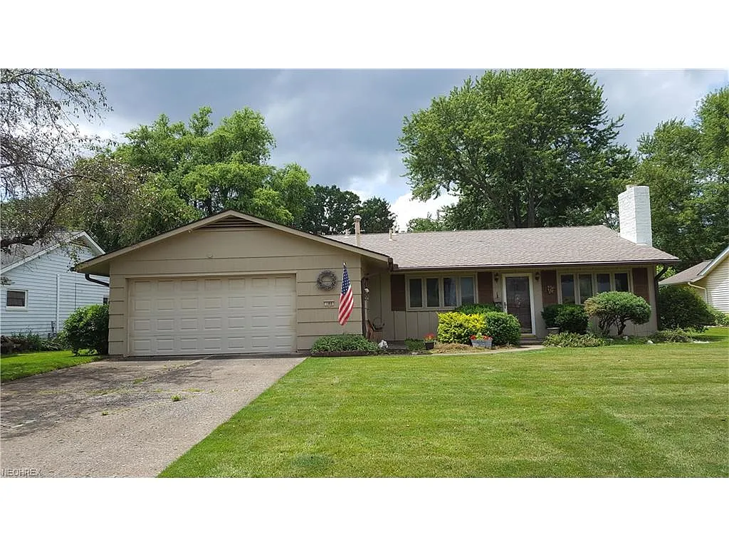 180 Sunset Dr photo 1