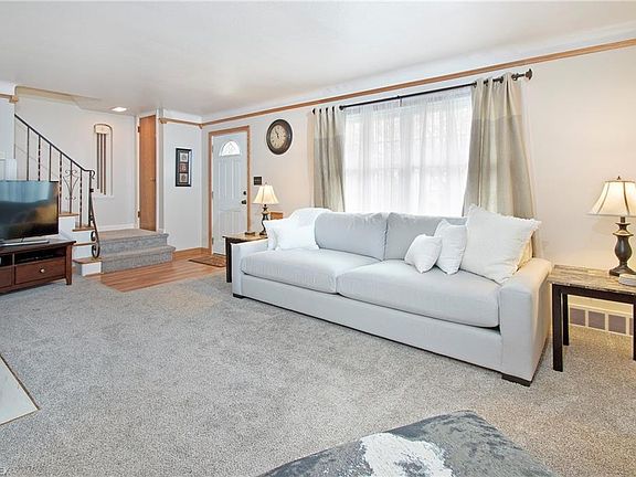 4th image of 1393 Henning Dr