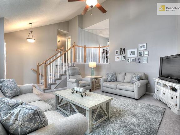 Great room with tall vaulted ceiling