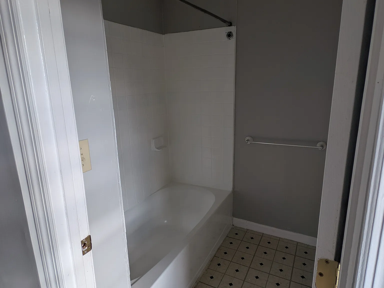 3 bed, 1264 sqft, $1,700 — Photo 2