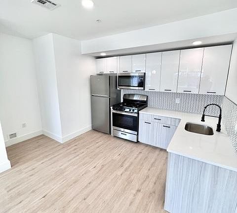2nd image of 205 Mount Vernon Ave Unit 202