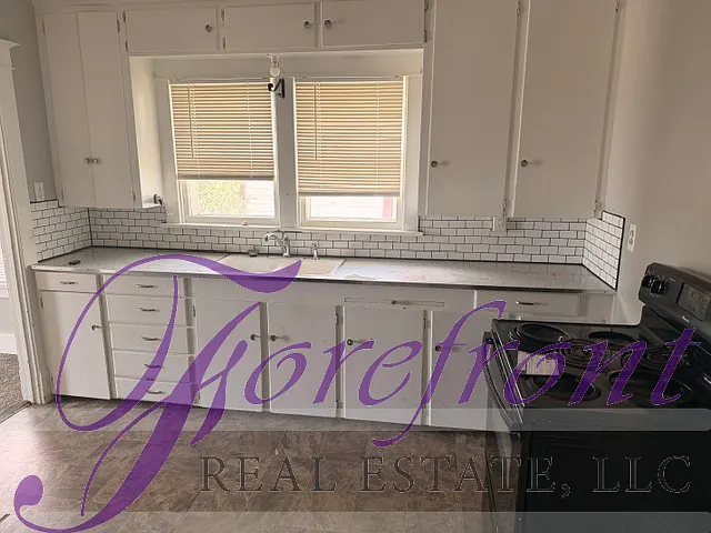 1105 S Locust St — Photo 4