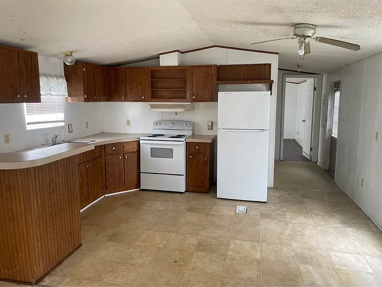 212 Saylock Ln — Photo 2