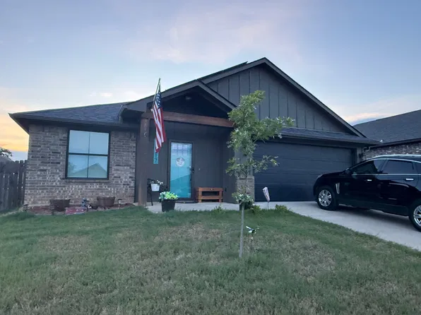17217 Crossing Cir, Lindale, TX 75771