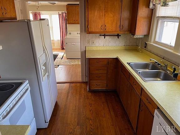 4th image of 2117 Broadway St