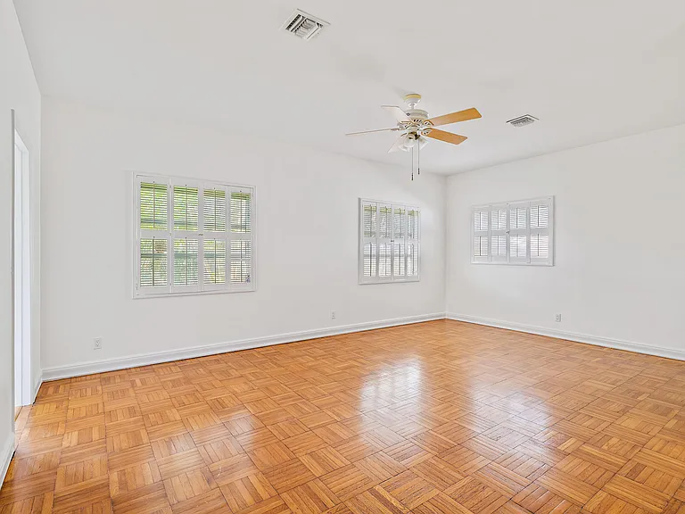 210 Russlyn Dr — Photo 9